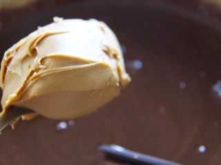 5、简单费列罗巧克力球,再加入榛子酱（可以在超市里买或者自己做，很简单）