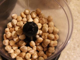 9、简单费列罗巧克力球,把一些榛子放到搅拌机里（⚠️只放一些，还需要整的榛子）