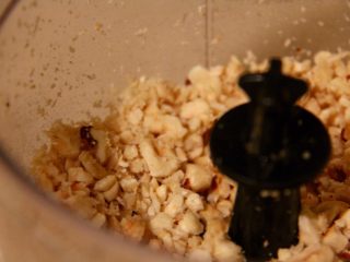 10、简单费列罗巧克力球,用滴速度搅拌，搅成小块（不要搅成粉）