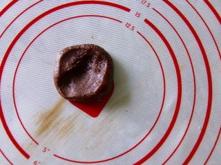 12、简单费列罗巧克力球,把球捏扁