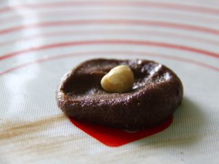 13、简单费列罗巧克力球,把一个整的榛子放到中间让后封住