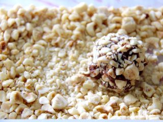 14、简单费列罗巧克力球,把球在榛子块上滚一下