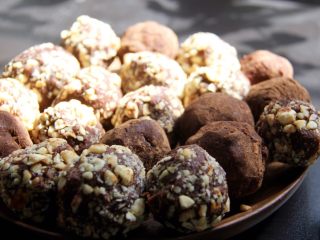 20、简单费列罗巧克力球,可以直接吃，或者在放到冰箱里把它给弄硬一点