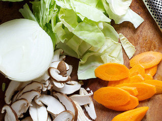 1、炒面,卷心菜撕碎，胡萝卜切斜刀薄片，香菇切薄片，洋葱切丝