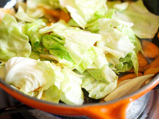 6、炒面,放入卷心菜和香菇一同翻炒，保持温度，倒入1茶匙酱油调味，等待卷心菜略微发软时将蔬菜盛出待用