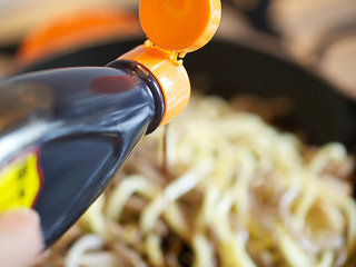 10、炒面,倒入炒面酱一同翻炒，约1分钟，等待酱香浓郁