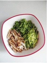 1、红油黄瓜拌饵丝,将猪耳朵和黄瓜切成丝，香菜切成段，放在一个大一点的容器里