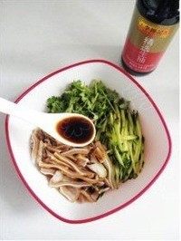 2、红油黄瓜拌饵丝,加入一勺生抽