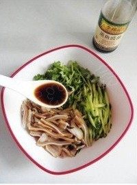 3、红油黄瓜拌饵丝,加入一勺蒸鱼豉油，如果家里没有蒸鱼豉油可以不放
