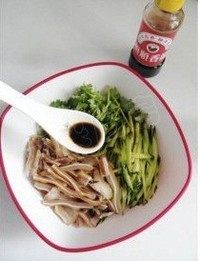 4、红油黄瓜拌饵丝,加入半勺醋，凉拌醋、香醋和米醋都可以