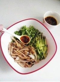 5、红油黄瓜拌饵丝,根据自己的口味加入适量的红油，不能吃辣的就少放一些，能吃辣的就多放一些