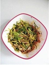 6、红油黄瓜拌饵丝,拌匀装盘即可