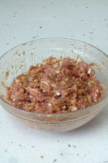 3、徐州过年头牌美食—猪肉饺子,用筷子按照一个方向搅匀，至能看到肉拉丝，即成猪肉饺子馅。