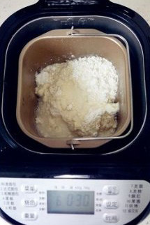 4、徐州过年头牌美食—猪肉饺子,将饺子皮料全部投进面包机。