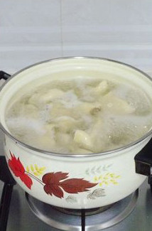 9、徐州过年头牌美食—猪肉饺子,锅中水开后放入饺子，大火煮开后两次冲入小半碗凉水，煮至饺子全部浮起即可。