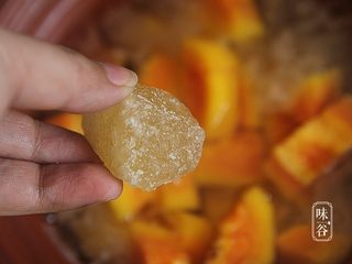 12、木瓜红枣银耳羹,提前放入冰糖，关火后再焖10分钟。