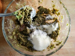 2、大白暖心蛋糕,牛油果切开,挖出果肉,捣成果肉泥,加适量奶粉搅拌均匀。