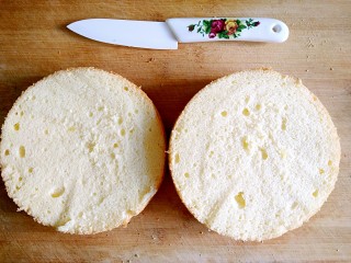 3、大白暖心蛋糕,戚风从中间片开。