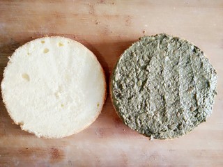 4、大白暖心蛋糕,在底下一半上均匀抹上牛油果泥,抹平。