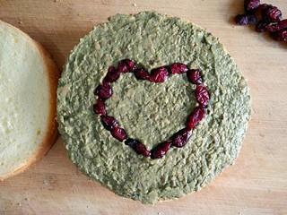 5、大白暖心蛋糕,用蔓越莓在牛油果泥上摆出一个心形。