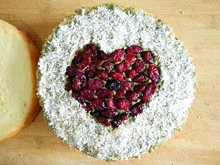 6、大白暖心蛋糕,用蔓越莓将心形填满,剩余部分撒上一层椰蓉。