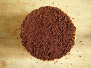 7、大白暖心蛋糕,把戚风的上面一半盖上,撒上一层咖啡粉(可可粉)。