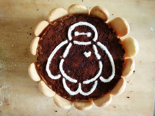 9、大白暖心蛋糕,手指饼切合适的高度,围在蛋糕周围。