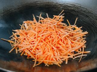 2、焦糖酱油面,用中火加热三勺油，加入切成丝的红薯。