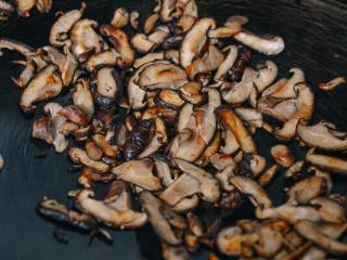 5、焦糖酱油面,翻炒直到蘑菇变软，稍微变黄，如果太干，就再加点油。