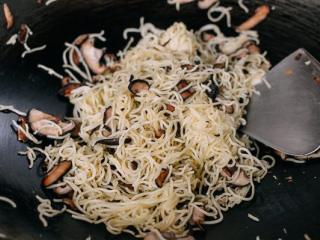 6、焦糖酱油面,把火调高，加入面条。