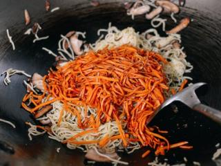 7、焦糖酱油面,加入红薯和开始调好的酱料。