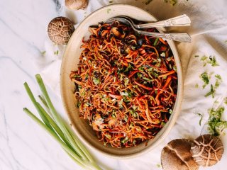 11、焦糖酱油面, 一次可以吃下一大盘。