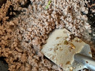 5、冬日暖心菜—牛肉炸酱面,炒 放点料酒 盐 黑胡椒 鸡粉  出锅