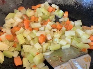 8、冬日暖心菜—牛肉炸酱面,炒7成熟