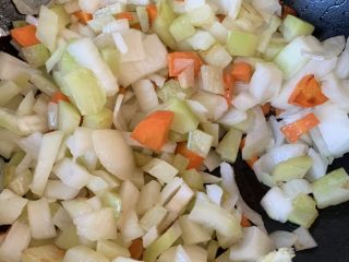 9、冬日暖心菜—牛肉炸酱面,放羊葱 出锅备用