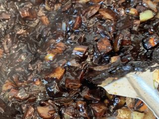 13、冬日暖心菜—牛肉炸酱面,放炒好的菜