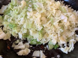 15、冬日暖心菜—牛肉炸酱面,放白菜