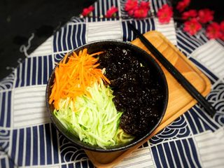 19、冬日暖心菜—牛肉炸酱面,放面条 酱  牛肉 黄瓜丝 胡萝卜丝