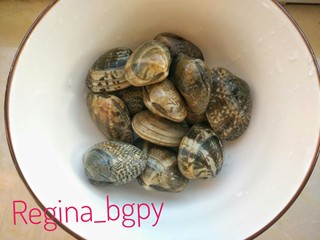 1、海味豌豆烤面,花甲加盐吐沙，用小刷子洗净表面