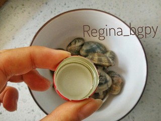 2、海味豌豆烤面,倒一些料酒，去腥，放置一会