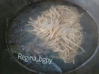 4、海味豌豆烤面,做一锅开水，煮挂面