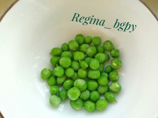 5、海味豌豆烤面,豌豆洗净，也放入锅中和挂面一起煮熟