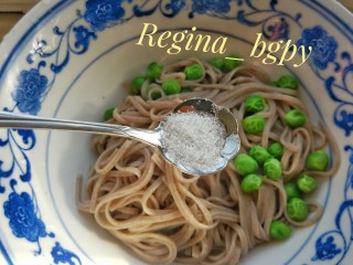 6、海味豌豆烤面,捞出挂面和豌豆，加一点盐