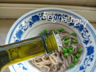 8、海味豌豆烤面,橄榄油，拌匀