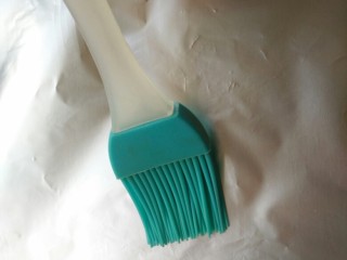 9、海味豌豆烤面,拿一张锡纸，表面刷一些油