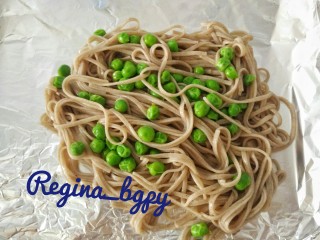 10、海味豌豆烤面,将豌豆和挂面平铺到锡纸上