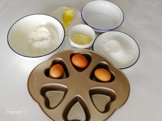 1、爱心杏仁片海绵蛋糕,准备好原材料。