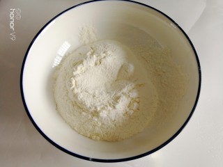 2、爱心杏仁片海绵蛋糕,低粉过筛。