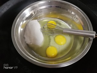 4、爱心杏仁片海绵蛋糕,隔温水融化。