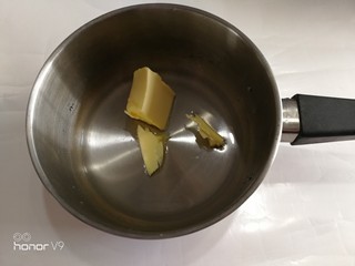5、爱心杏仁片海绵蛋糕,水，黄油放入奶锅里面。
